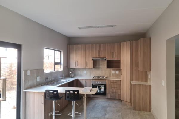 Luxury Living in Die Heuwel: Exclusive Gated Community
Experience the epitome of modern ...