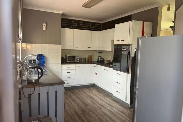 Cozy and lovely place not far from Gerrit Maritz Hoerskool and the center...
This property offers the 3 bedrooms, 2 bathrooms, open ...