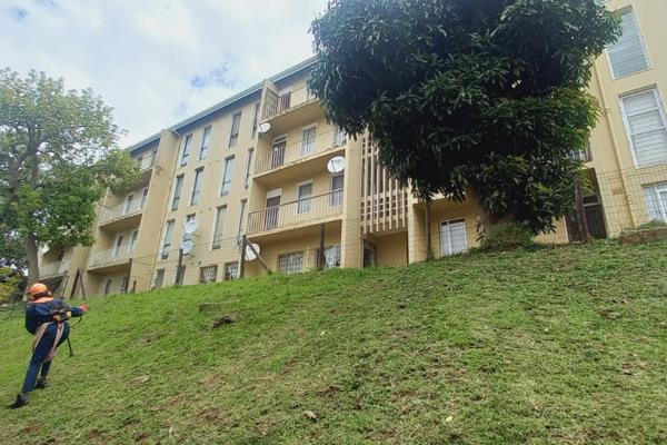 This attractively priced apartment is situated in a secure and meticulously kept complex. It features 2 bedrooms, 1 bathroom, and is ...