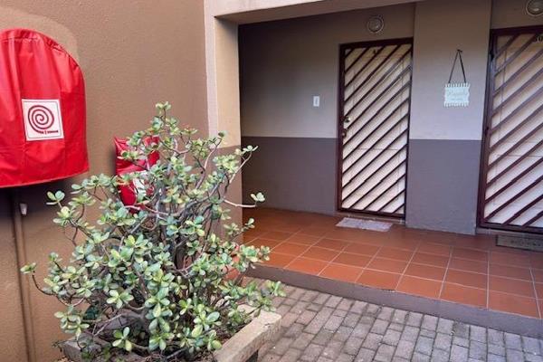 Modern Garden townhouse in a very secure complex inside a boomed area.
2 large bedrooms ...