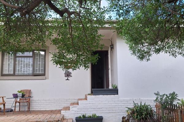 This well-maintained 2-bedroom garden cottage, with a spacious lounge, leading onto the patio and outdoor braai is perfect for a young ...