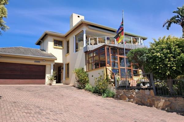 Stunning North-facing four bedroomed home with views of the Ocean, Lagoon and Tsitsikamma mountains. Waterberry Ridge Estate is a ...