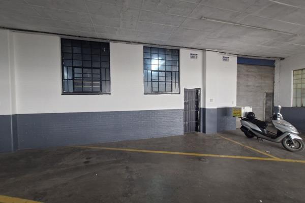 This multi-level warehouse unit in Wynberg, Sandton, provides an expansive 1,140m2 of industrial space, well-suited for a variety of ...