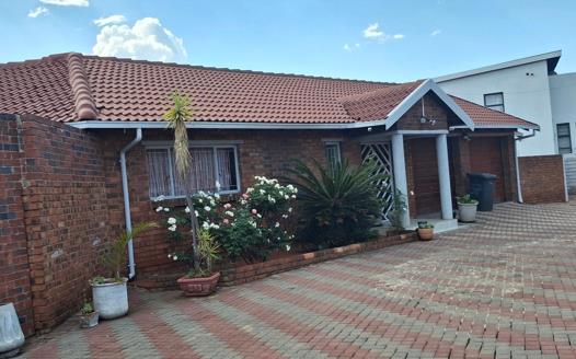 3 Bedroom House for sale in Zwartkop