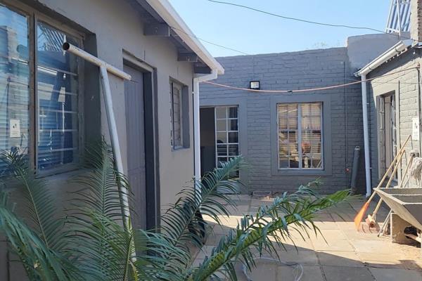 Single rooms available in shared accommodation (commune) in Westdene, Johannesburg. 

This commune is nestled in a highly ...