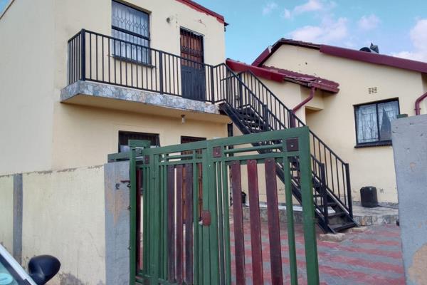 2 bedroom house for sale in Ebony park  

Investment property for sale 

Property consist of 

*kitchen 

*Lounge 

*full ...