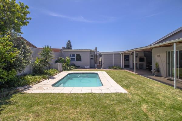 Stunning 3-Bedroom Home in Sanddrift with Cottage

This home has been completely updated ...