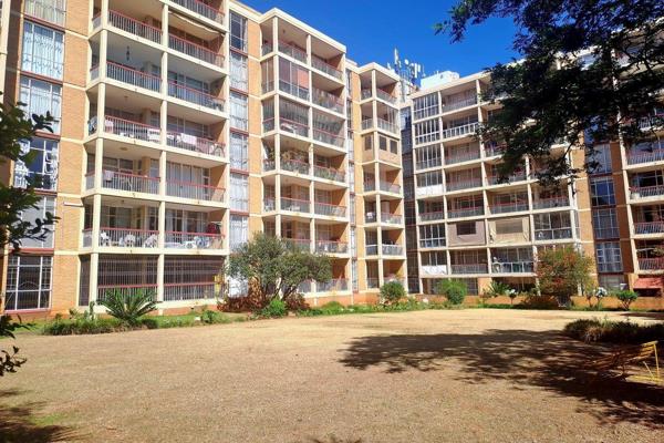 Here is an elegant, vacant and bright 3 bedroom, 2 bathroom apartment ready to be your new home in a complex on one of Parktown&#39;s ...