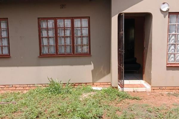 For sale in Umhlathuze Village: a cozy 3-bedroom house priced at R720,000. 
This home features a single garage, a well-sized toilet ...