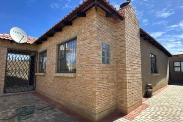 Remarkable Newly Built 5-Bedroom Home in Vlakfontein/Lenasia

Your dream home awaits in this tranquil neighborhood of ...