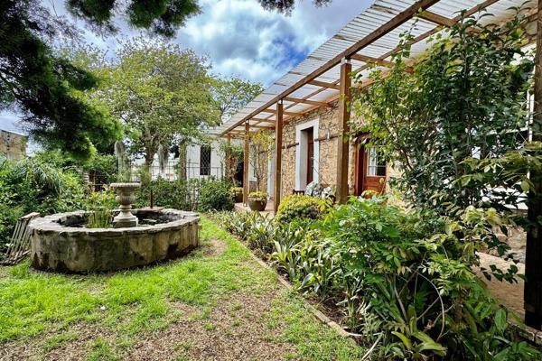 This delightful, historic stone building is centrally situated in Makhanda, just a short ...