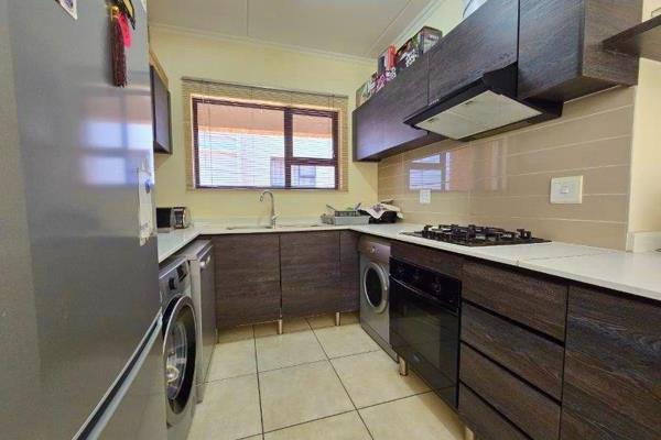 This unit offers 3 spacious and modern bedrooms and 2 bathrooms, including en-suite,
It has an open-plan concept, a kitchen with ample ...