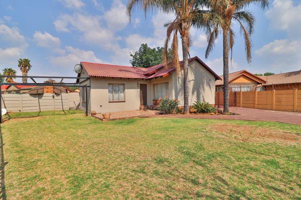 Neat family home with a flatlet situated in Brakpan North.

This property consists of 3 bedrooms with built-in cupboards, 2 ...