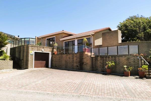 &quot;EXCLUSIVE SOLE MANDATE&quot;  This property is well situated in a very sought after area - lovely sea views and views of Mossel ...