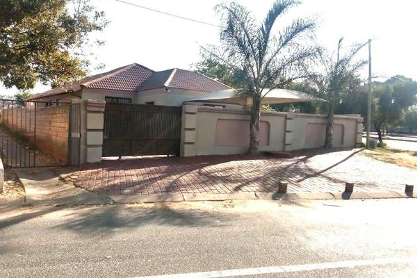 Spacious 3 Bedroom house to rent in Ormonde View (JHB South).
The house boasts with spacious open plan lounge and the kitchen with ...