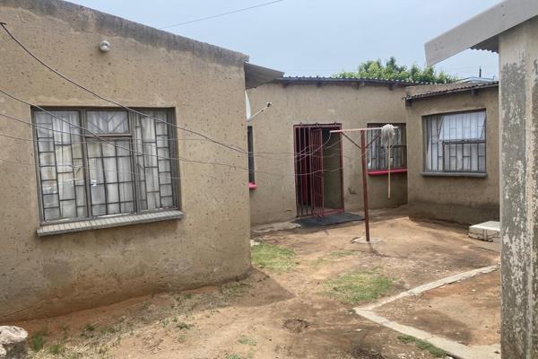 Four room house with out side rooms . The yard is big. It is located in Emoyeni section. ...