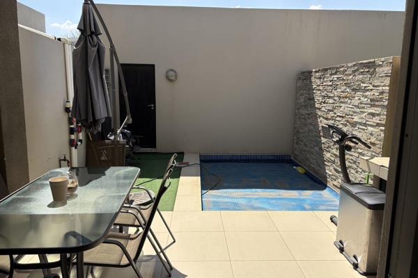 Lovely, well-kept modern 2-bedroom, 2-bathroom, and guest toilet in the heart of Parkmore Sandton in a gated area. This small complex ...