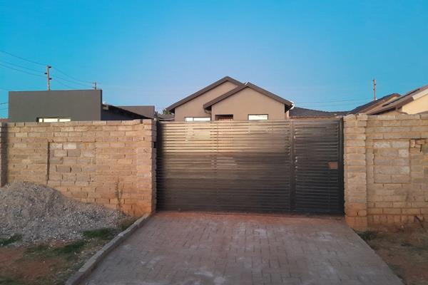 2 beds 1bath separate kitchen and lounge property with 3 outside rooms yard with wall and gate.wuth a potential to develop.near creches ...