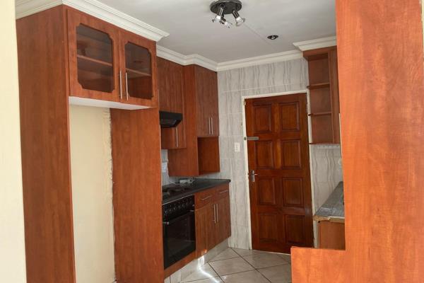 A lovely 3 bedroom house is available to SHARE  for rental in Naturena.

The house is  ...