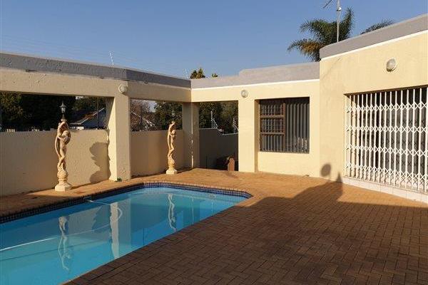 This Property Offers The Following:

4 Bedrooms
3 Bathrooms
1 Guest Toilet
Kitchen
Scullery 
Pantry 
Dining ...