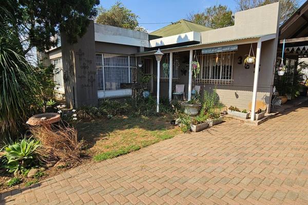 This neat and cosy property with its original Oregon pine floors and door frames is a must see.  
The house offers:
3 bedrooms with ...