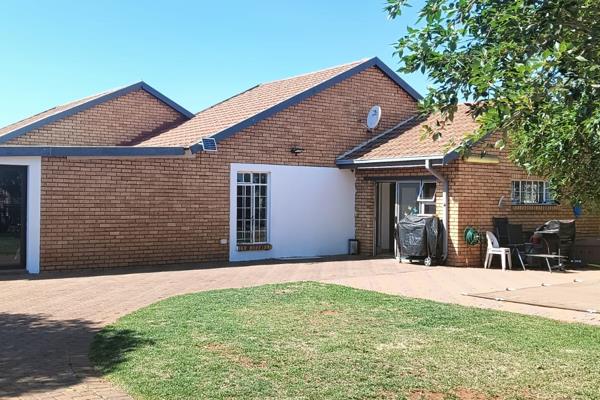 3 BEDROOM AND 2 BATHROOM HOUE IN KOOKRUS, MEYERTON
Neat and tidy family house in Kookrus. The house offers 3 bedrooms and 2 bathrooms ...