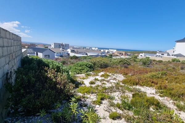 This exceptional 1038 m&#178; vacant plot in Oceanview Heights, Struisbaai, offers ...