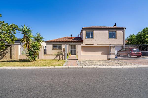 Discover this spacious 3-bedroom home in Protea Heights, Brackenfell, ideal for families and entertainers alike! With two modern ...