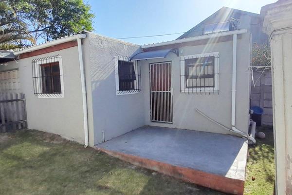 Situated in St Dumas, Kuils River this lovely bachelor flatlet is available from the 1 November 2024.
The property is close to most ...