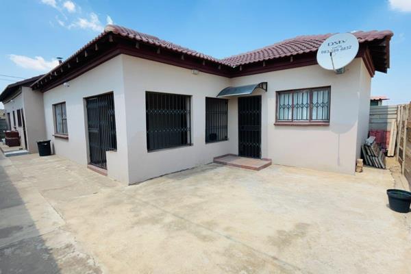 Spacious 3-Bedroom Family Home for Sale in Daveyton

Nestled in the heart of Daveyton, this charming property offers an ideal blend ...