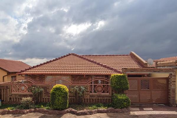 This home offers 3 bedrooms( 1 en-suite) , 2 bathrooms, a beautiful open plan kitchen with lovely finishes, dinning room, living room ...