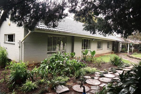 LARGE FAMILY HOME IN HOWICK NORTH - WITH A POOL TO RENT - AVAILABLE 01 DECEMBER 2024
The front of the home consists of a front covered ...