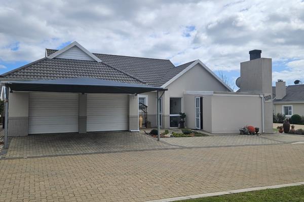 Stylish and inviting, this unit is a must have at first sight. The sunny verandah has the outdoors peeping in through all the windows ...