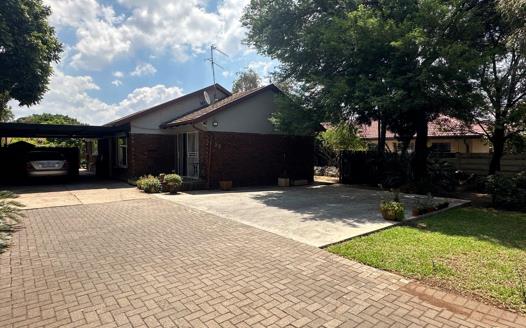 3 Bedroom House for sale in Rooihuiskraal