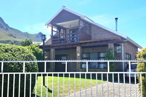 Joint Mandate. This 3 bedroom facebrick house is perfectly located on the 719m&#178; plot across the street from the Kogelberg Biosphere and offering unspoilt sea views even from ground level. 
Downstairs is a sea facing lounge ...