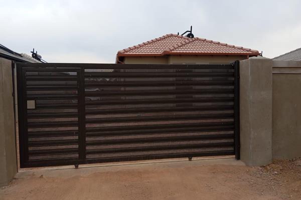 A stunning New Development 2 bedroom House in New Modder Benoni readily available for ...