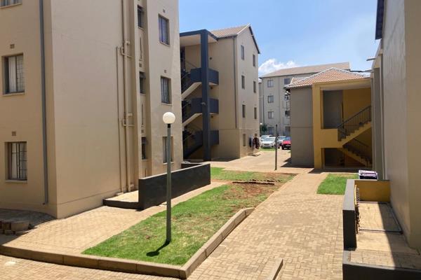 Top floor 3 bedroom apartment with ensuite for sale at Jabulani Sectional
Inside:

3 bedroom

2 bath

Living room (Open ...