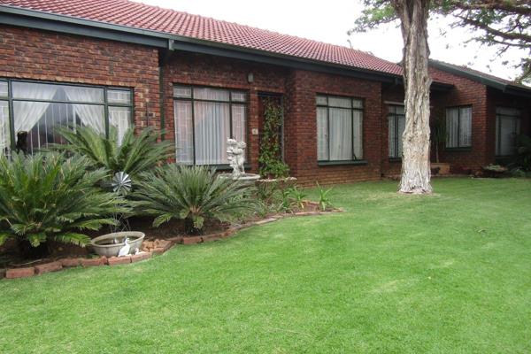 Stunning, stunning, stunning – 3 bedroom house for sale in rooihuiskraal
no loadshedding zone and a very strong borehole - wow!!!!!
Wow ...