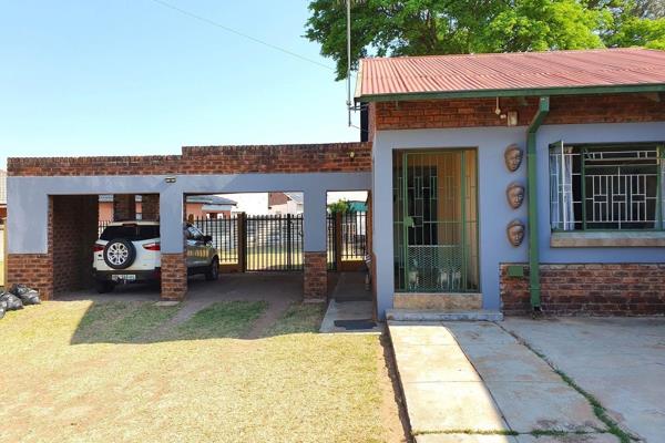 Proudly and ecxlusivly offered to you by century 21 bushveld!!!
Great value!!!
This neat and spacious property, built on a big stand ...