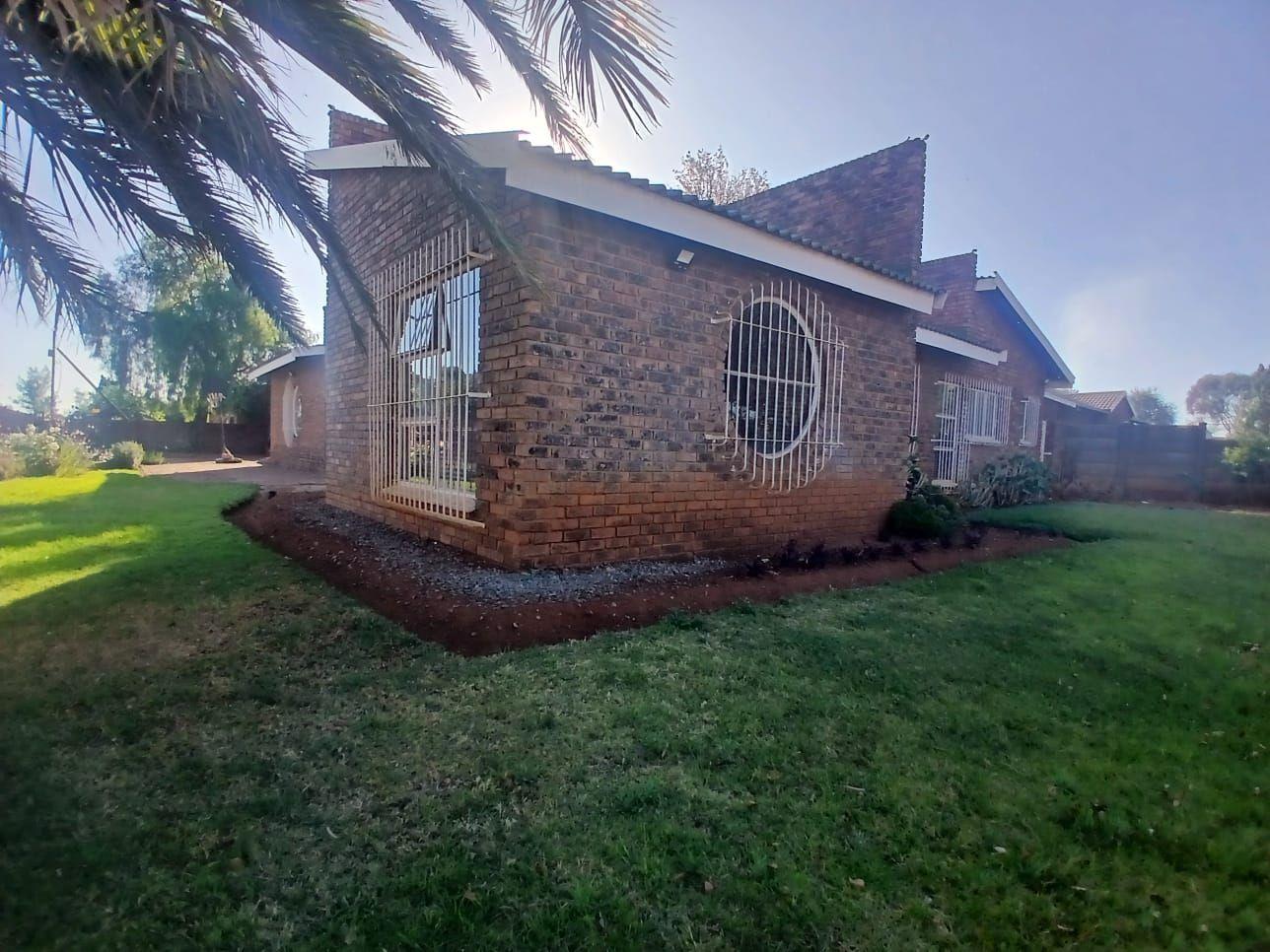4 Bedroom House for sale in Meyerton Park - P24-115131429