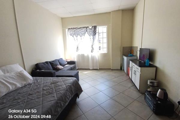 A Single room. 2 SHARED Bathrooms
Ideal for a student or Singleton
24hour security with a warm friendly lock and go environment.
Fully ...