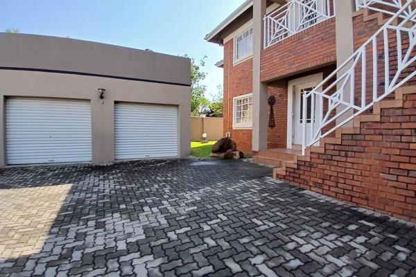 Located minutes away from N17, shopping centers, restaurants and Sunward Park hospital. Nestled in a quiet suburb of Farrar ...