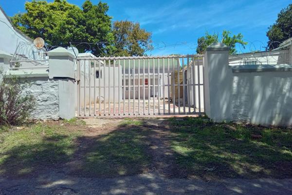 This affordable bachelor flat in Sunnyside, Grahamstown, will be available starting December 1st. Its convenient location provides easy ...