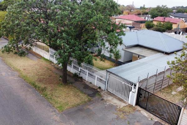 This charming and well-maintained 3-bedroom, 1.5-bathroom house is a perfect blend of comfort and functionality.
The modern kitchen is ...