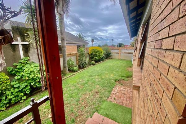 3 sunny bedroom home for sale
Entertainment on patio with braai
Leads onto garden.
1 single garage. But due to the large plot 6 cars ...