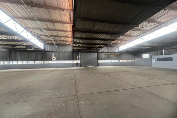 This newly renovated 550m2 workshop is available immediately, featuring stunning ...