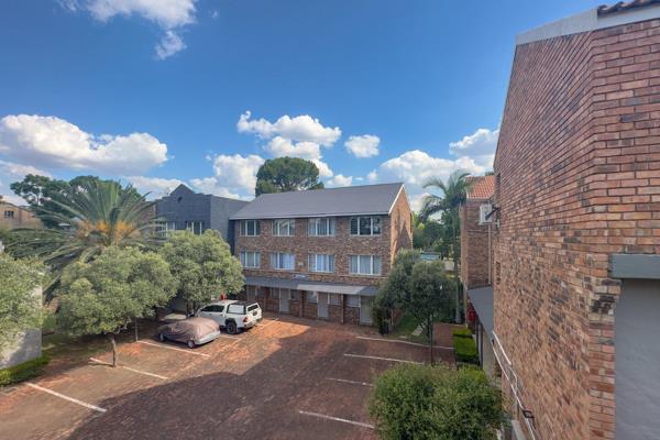 Bachelor unit in secure and popular Dorpstraat only 150m from UP campus! 
This is the ...