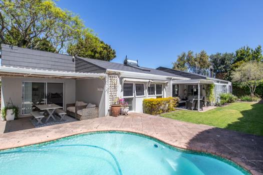 3 Bedroom House for sale in Constantia