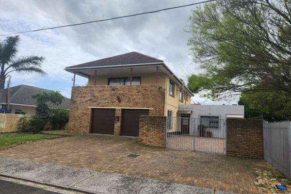 4 Bedrooms, 2 x en-suite
3 Bathrooms
Fully fitted Kitchen
Lounge
double garage
Separate entrance/Granny flat currently earning R18k a ...