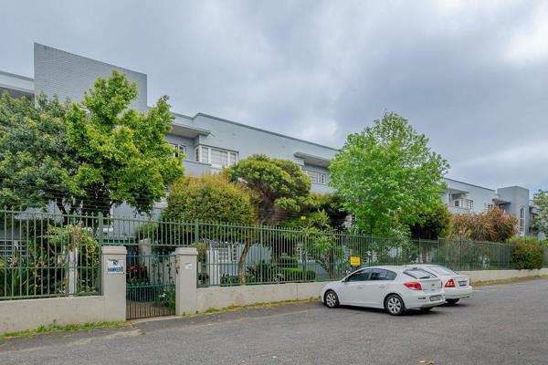 Art Deco gem occupying an ideal location.

One is immediately struck by a sense of space ...